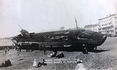 The-beached-Sumarine-U118-at-Harold-Place.-1919.